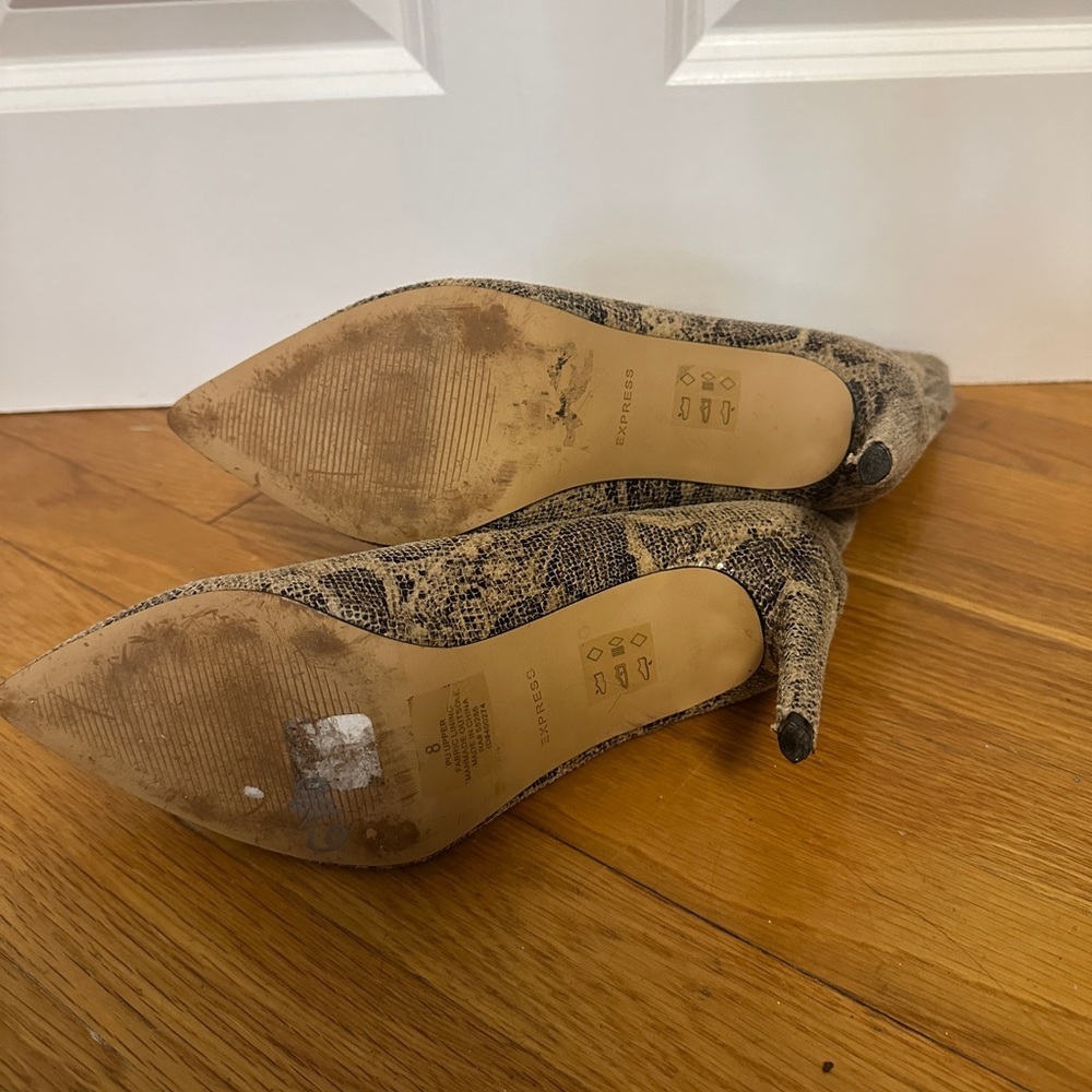 Express Snakeskin Textured Asymmetrical 3 1/4" Heel Booties Size 8 - Picture 9 of 9